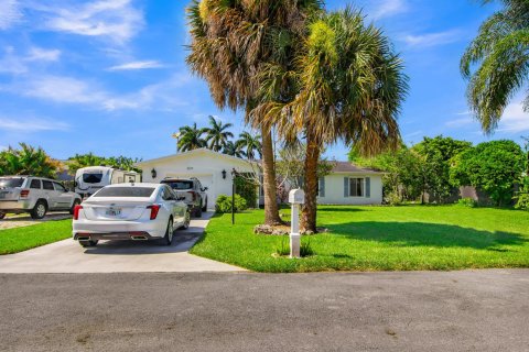 House in Lake Worth, Florida 3 bedrooms, 152.36 sq.m. № 2177158 - photo 2
