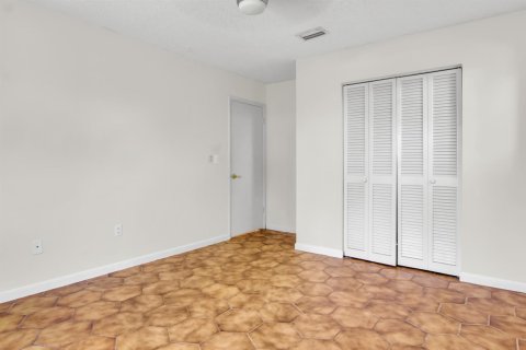 House in Lake Worth, Florida 3 bedrooms, 152.36 sq.m. № 2177158 - photo 17