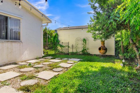 House in Lake Worth, Florida 3 bedrooms, 152.36 sq.m. № 2177158 - photo 25