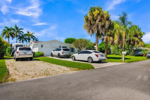 House in Lake Worth, Florida 3 bedrooms, 152.36 sq.m. № 2177158 - photo 3