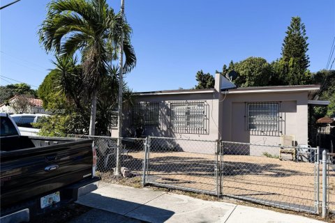 Villa ou maison à vendre à Miami, Floride: 4 chambres, 163.69 m2 № 2025189 - photo 3