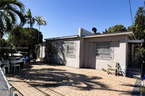 Villa ou maison à vendre à Miami, Floride: 4 chambres, 163.69 m2 № 2025189 - photo 2