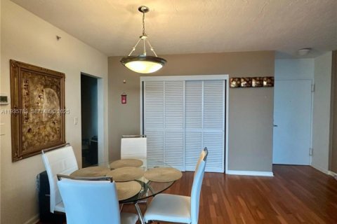 Condominio en alquiler en Hollywood, Florida, 1 dormitorio, 75.9 m2 № 1993898 - foto 1