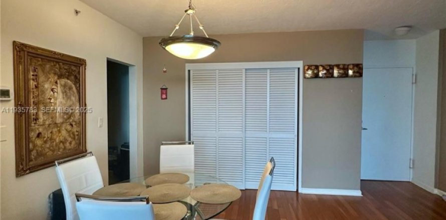 Condominio en Hollywood, Florida, 1 dormitorio № 1993898