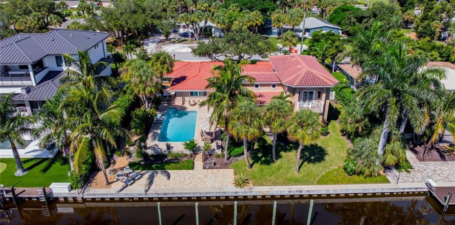 House in Sarasota, Florida 5 bedrooms, 345.69 sq.m. № 2429107