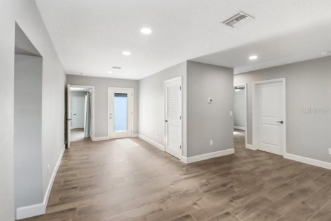 House in Tampa, Florida 3 bedrooms, 132.66 sq.m. № 1829835 - photo 4