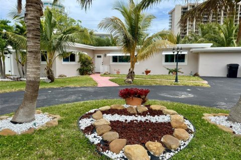 House in Lauderdale-by-the-Sea, Florida 3 bedrooms, 139.63 sq.m. № 1667980 - photo 1