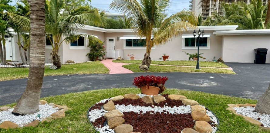House in Lauderdale-by-the-Sea, Florida 3 bedrooms, 139.63 sq.m. № 1667980