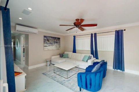House in Lauderdale-by-the-Sea, Florida 3 bedrooms, 139.63 sq.m. № 1667980 - photo 12