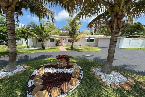 House in Lauderdale-by-the-Sea, Florida 3 bedrooms, 139.63 sq.m. № 1667980 - photo 2