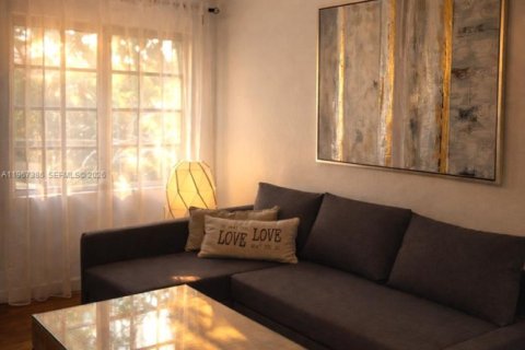 Casa en venta en Miami, Florida, 4 dormitorios, 140.47 m2 № 2030838 - foto 2