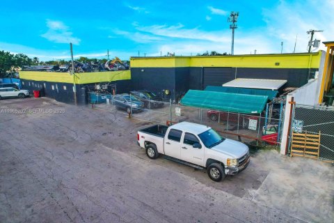 Commercial property in Hialeah, Florida № 2026905 - photo 2