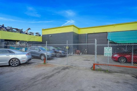 Commercial property in Hialeah, Florida № 2026905 - photo 10