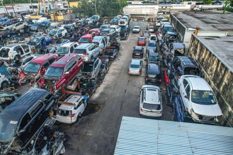 Commercial property in Hialeah, Florida № 2026905 - photo 15