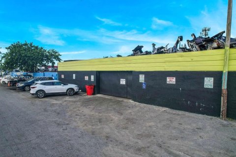 Commercial property in Hialeah, Florida № 2026905 - photo 9
