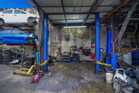 Commercial property in Hialeah, Florida № 2026905 - photo 12