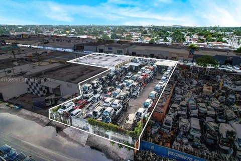 Commercial property in Hialeah, Florida № 2026905 - photo 6