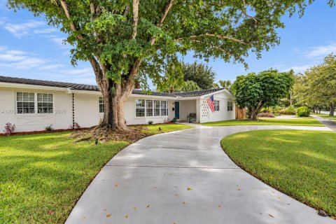 Villa ou maison à vendre à Palmetto Bay, Floride: 4 chambres, 193.33 m2 № 2397847 - photo 2