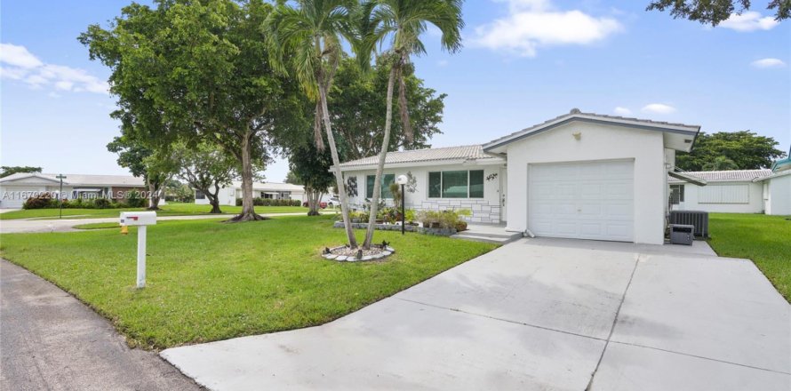 House in Plantation, Florida 2 bedrooms, 124.3 sq.m. № 1860736