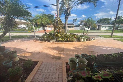 Villa ou maison à vendre à Miami, Floride: 3 chambres, 165.74 m2 № 1991159 - photo 18