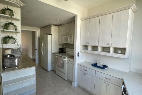Condo in Key Biscayne, Florida, 2 bedrooms  № 1875430 - photo 3