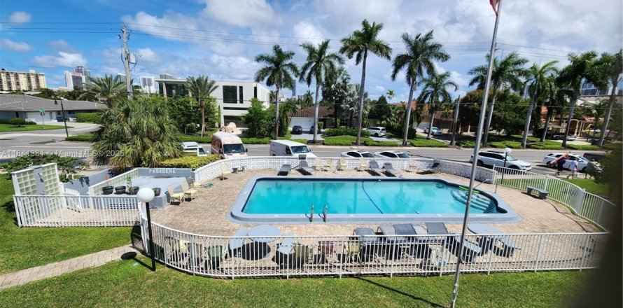 Condominio en Hallandale Beach, Florida, 1 dormitorio  № 1832262