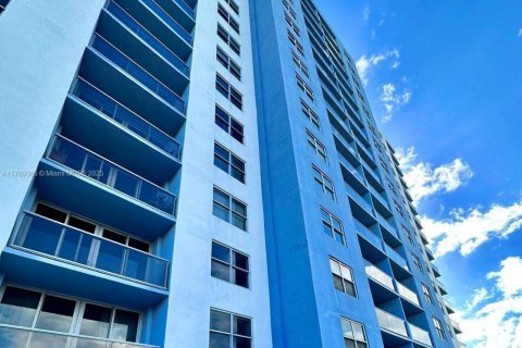 Condo in Miami Beach, Florida, 1 bedroom  № 1959313 - photo 14