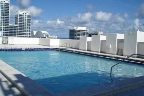 Condo in Miami Beach, Florida, 1 bedroom  № 1959313 - photo 1