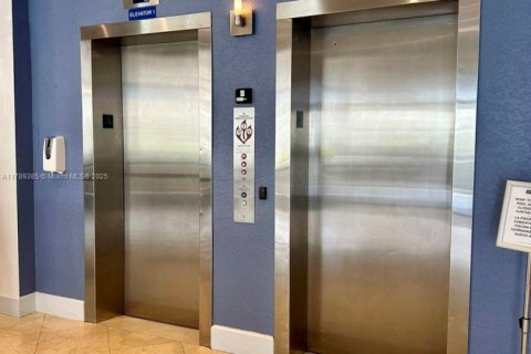 Condo in Miami Beach, Florida, 1 bedroom  № 1959313 - photo 15