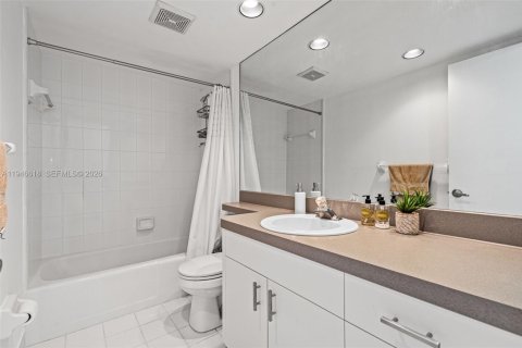 Condo in Fort Lauderdale, Florida, 2 bedrooms  № 2002935 - photo 15