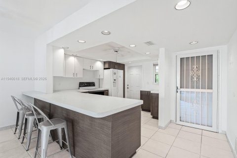 Condo in Fort Lauderdale, Florida, 2 bedrooms  № 2002935 - photo 5