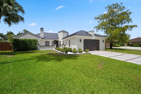 House in Wellington, Florida 4 bedrooms, 233.46 sq.m. № 2188809 - photo 2