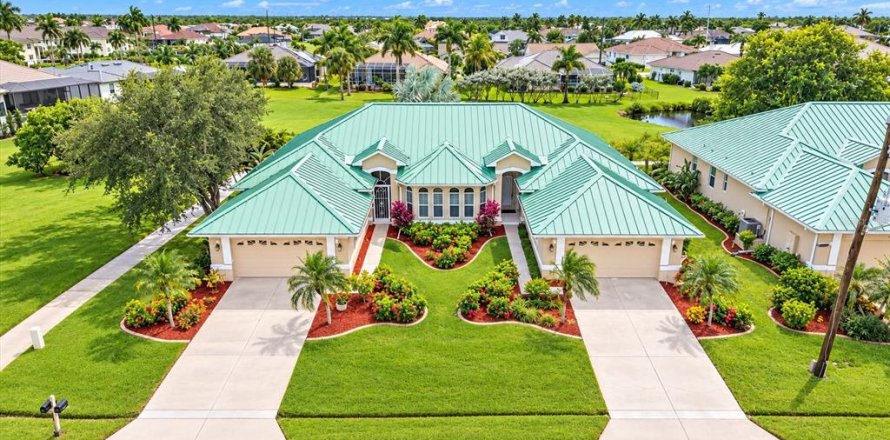 Duplex in Punta Gorda, Florida 3 bedrooms, 150.32 sq.m. № 2425624