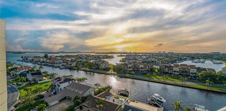 Condominio en Saint Petersburg, Florida, 2 dormitorios № 1913739