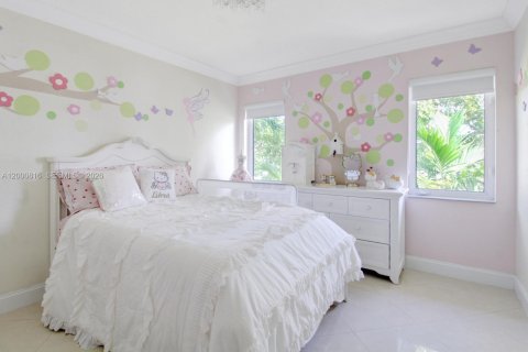 House in Miami, Florida 6 bedrooms, 264.86 sq.m. № 2065117 - photo 30