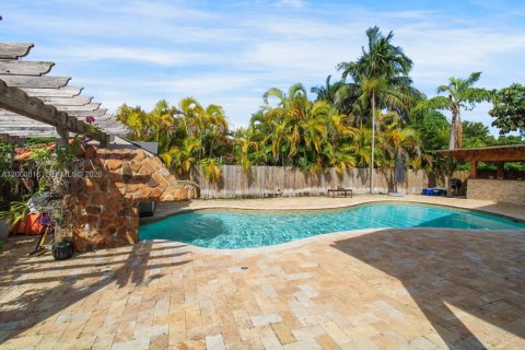 House in Miami, Florida 6 bedrooms, 264.86 sq.m. № 2065117 - photo 9