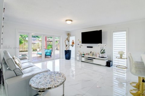 House in Miami, Florida 6 bedrooms, 264.86 sq.m. № 2065117 - photo 14