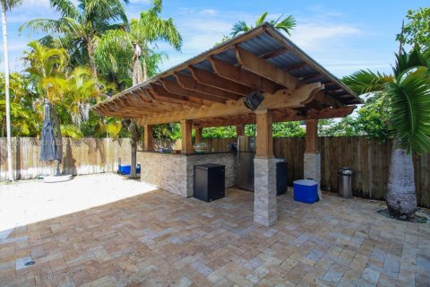 House in Miami, Florida 6 bedrooms, 264.86 sq.m. № 2065117 - photo 11