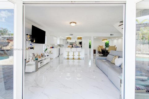 House in Miami, Florida 6 bedrooms, 264.86 sq.m. № 2065117 - photo 19
