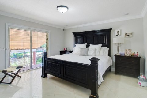 House in Miami, Florida 6 bedrooms, 264.86 sq.m. № 2065117 - photo 29