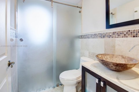 House in Miami, Florida 6 bedrooms, 264.86 sq.m. № 2065117 - photo 23