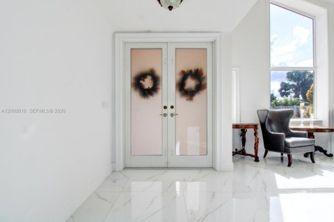 House in Miami, Florida 6 bedrooms, 264.86 sq.m. № 2065117 - photo 20