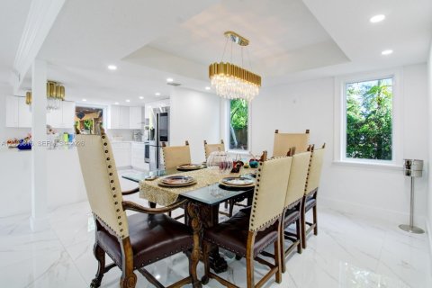 House in Miami, Florida 6 bedrooms, 264.86 sq.m. № 2065117 - photo 17