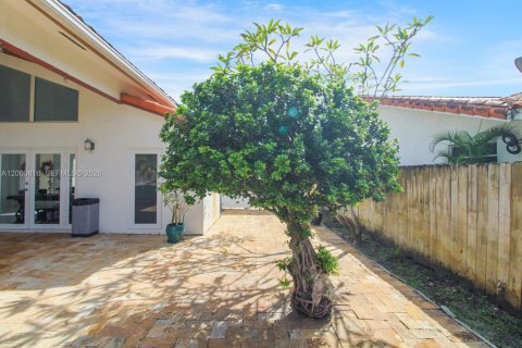 House in Miami, Florida 6 bedrooms, 264.86 sq.m. № 2065117 - photo 5