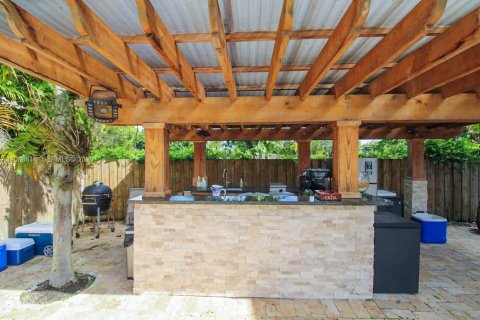 House in Miami, Florida 6 bedrooms, 264.86 sq.m. № 2065117 - photo 12