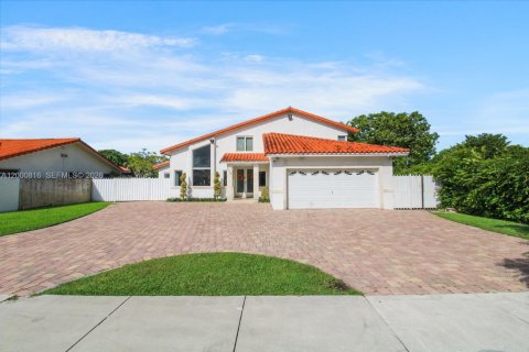 House in Miami, Florida 6 bedrooms, 264.86 sq.m. № 2065117
