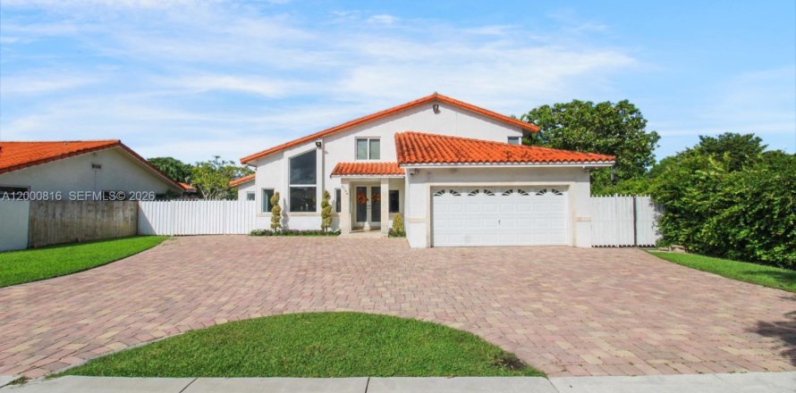 House in Miami, Florida 6 bedrooms, 264.86 sq.m. № 2065117