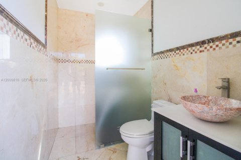 House in Miami, Florida 6 bedrooms, 264.86 sq.m. № 2065117 - photo 25
