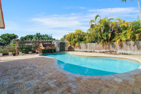 House in Miami, Florida 6 bedrooms, 264.86 sq.m. № 2065117 - photo 7