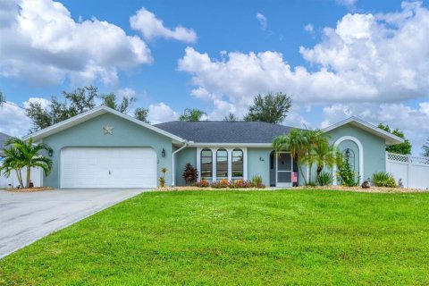 House in Rotonda, Florida 3 bedrooms, 175.21 sq.m. № 1911650 - photo 1